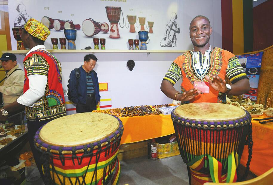 文博会：德国钟表、非洲木雕、伊朗手工艺品……异域风情演绎国际范儿