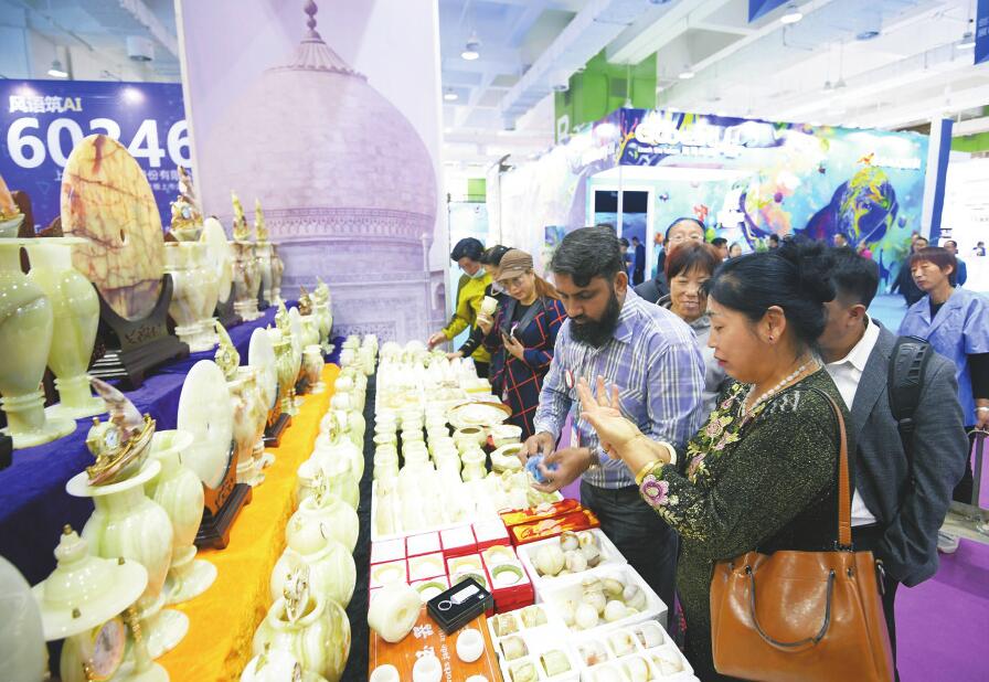 文博会：德国钟表、非洲木雕、伊朗手工艺品……异域风情演绎国际范儿