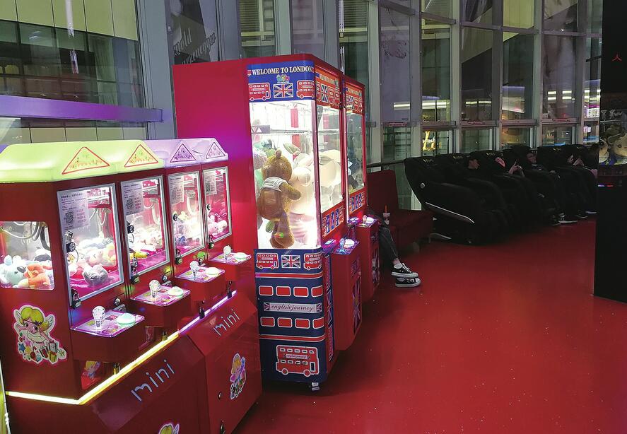 继娃娃机、迷你KTV、按摩椅后，口红机和福袋机又走红——网红机掘金碎片化商机