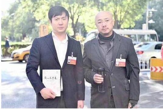 表情亮了!徐峥沈腾合影一脸生无可恋 严肃认真老干部形象网友笑喷了 