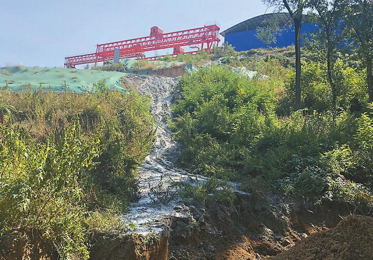 济泰高速施工水泥浆淌进村 柳埠槲疃村村民担心污染饮用水