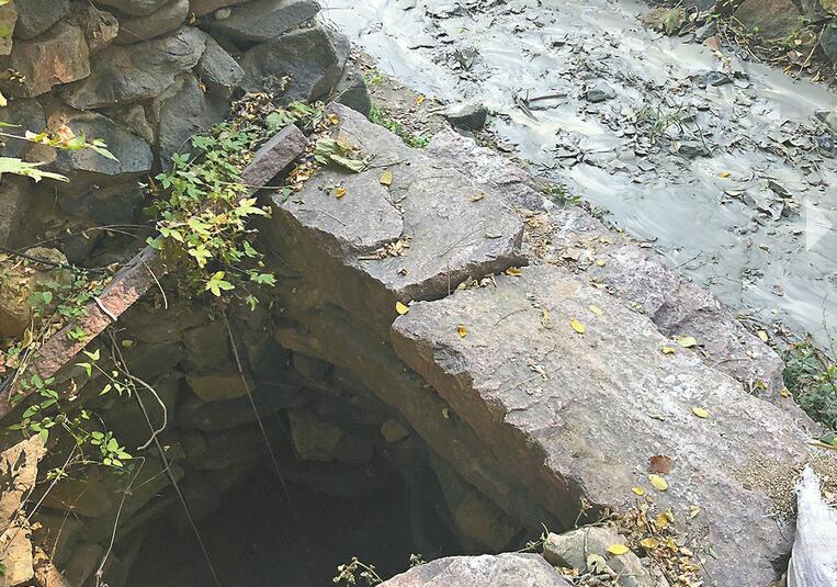 济泰高速施工水泥浆淌进村 柳埠槲疃村村民担心污染饮用水