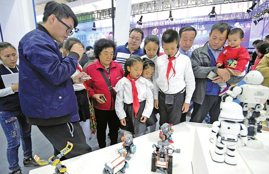 文博会上，市民享文化大餐