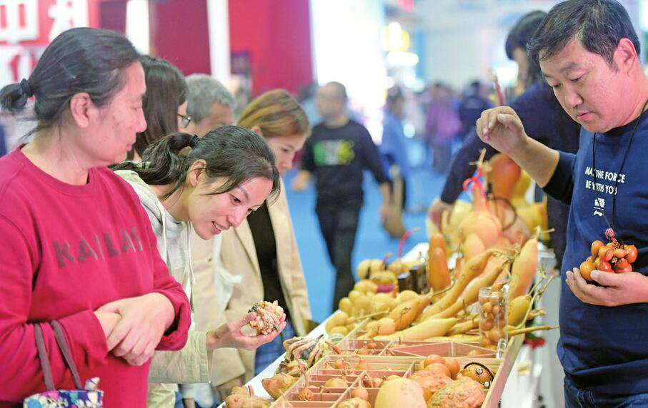 文博会上，市民享文化大餐