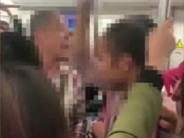 老而不死是为贼?武汉老人殴打女孩 被全车人diss!网友:坏人变老了