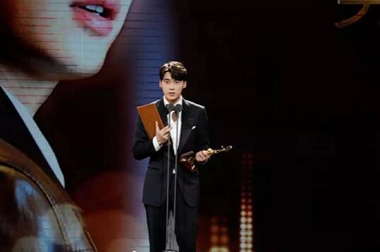 我有VCR吗?李易峰获观众喜爱男演员奖 与迪丽热巴成金鹰奖最大赢家