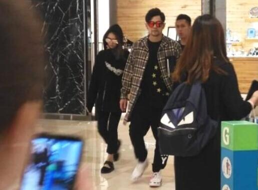 甜到齁!周杰伦昆凌逛街 