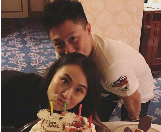 爱你如初!李小鹏为妻子庆生甜蜜喊话 一记亲吻杀惹粉丝羡慕嫉妒恨