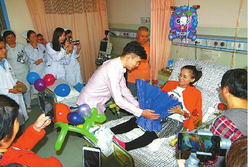 大四女生患卵巢癌 男友在病房中求婚 获16万网友点赞