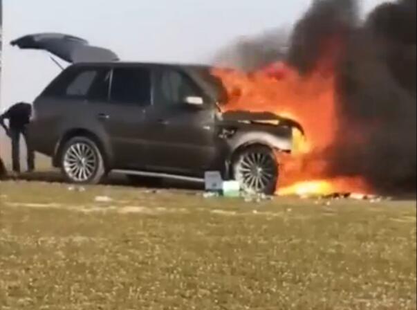 【贫穷限制了想象力】40万路虎被烧毁不心疼吗? 车主:烧就烧了吧