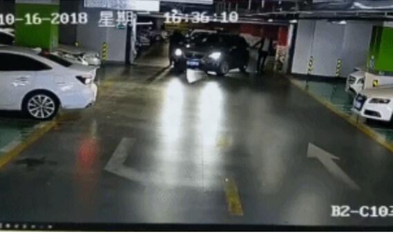 小心翼翼!女司机倒车连撞 D挡+R挡瞄准奥迪、宝马、玛莎拉蒂