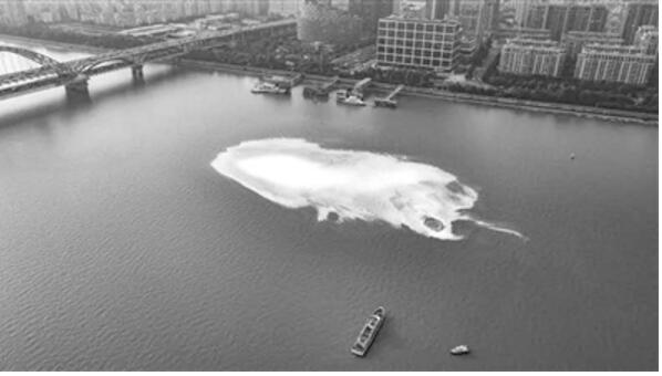 发泡剂被误认为水怪?钱塘江漩涡原因查明 白色浪带慢慢淡去