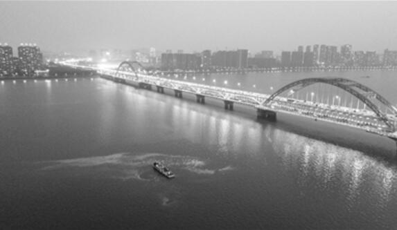 发泡剂被误认为水怪?钱塘江漩涡原因查明 白色浪带慢慢淡去