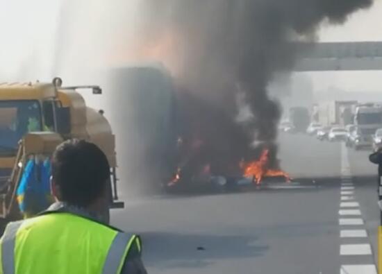 西安载空调车起火 消防人员赶到现场 过路清洗车参与灭火