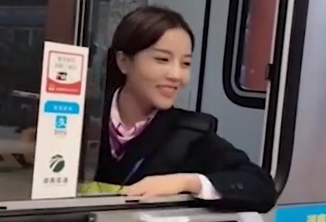 【摆拍or炒作?】微笑收费员走红究竟怎么回事?