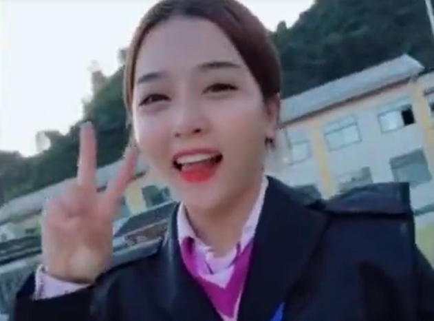 【摆拍or炒作?】微笑收费员走红究竟怎么回事?