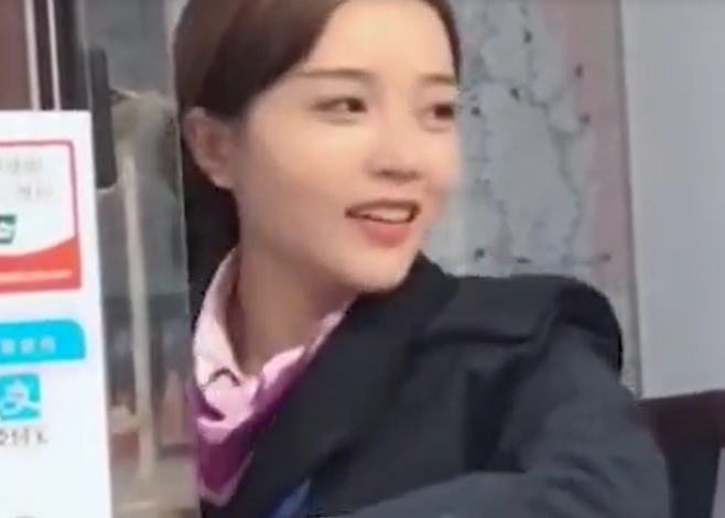 【摆拍or炒作?】微笑收费员走红究竟怎么回事?