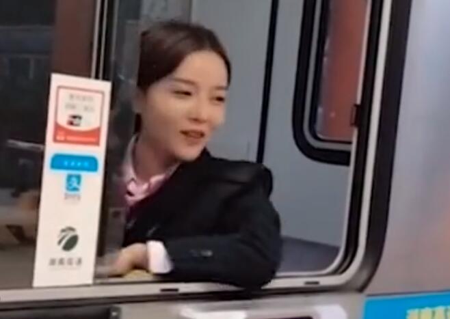 我又初恋了!微笑收费员走红竟是摆拍?小姐姐颜值爆表这笑容太治愈了