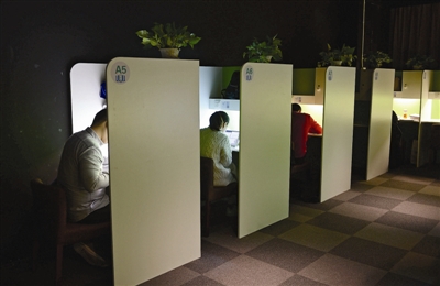 每小时收费5.5元至10元 共享自习室能走多远?