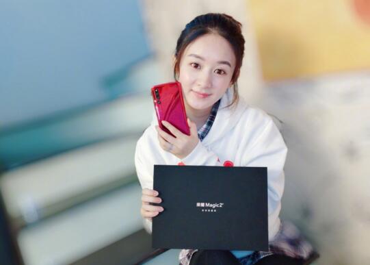 官宣的甜!赵丽颖戒指超抢镜 只是遮肚子的动作又引发了网友无限猜测