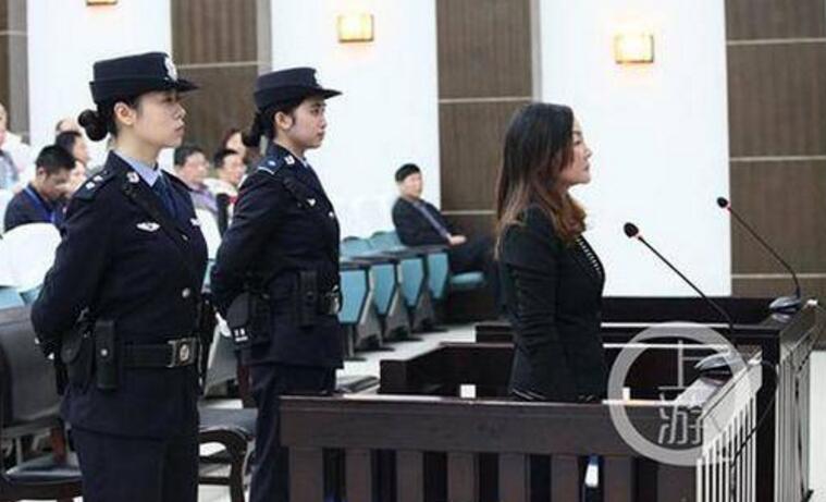 为了漂亮的容颜？公款整容校长受审 近200人各界群众旁听庭审