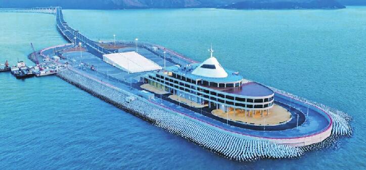 大海深处敢“穿针” 解码桥梁界“珠峰”港珠澳大桥