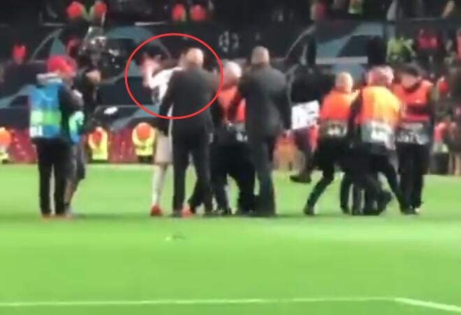 人心换人心!球迷冲向c罗 