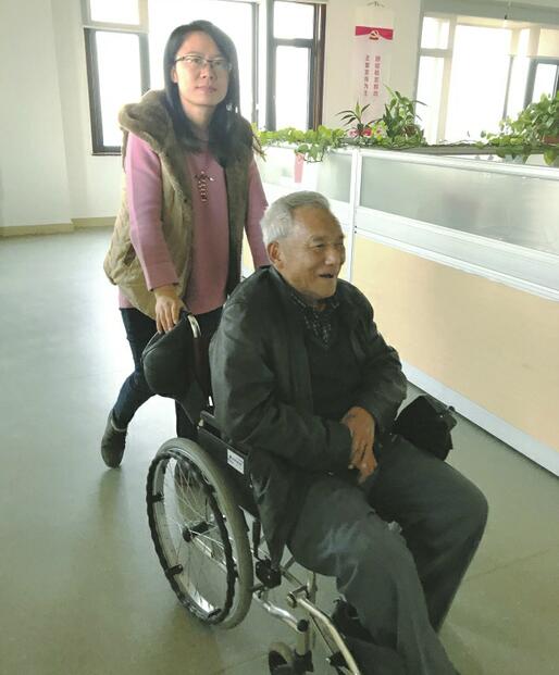 老通讯员坐轮椅来报业大厦再续情缘——《济南日报》是我写作人生的摇篮