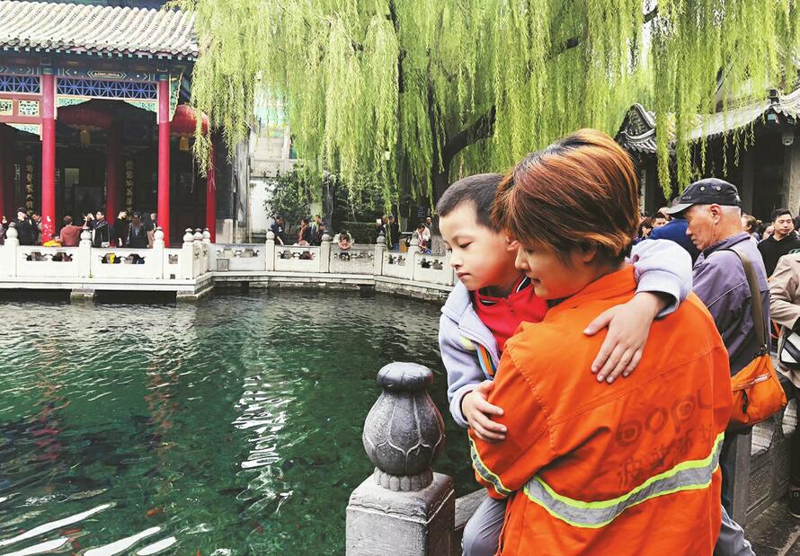 一直为你“梳妆”今日得见“真容” 天下第一泉风景区为环卫工人圆梦