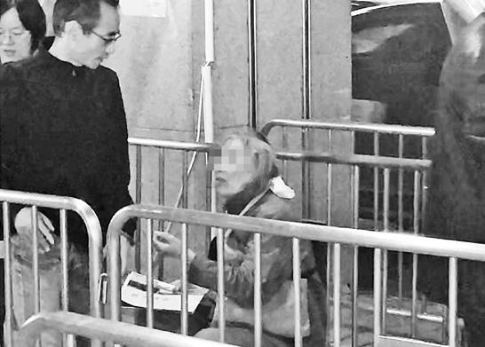 老太乞讨车站广播打假 子女孝顺衣食无忧却“扎营”火车站乞讨