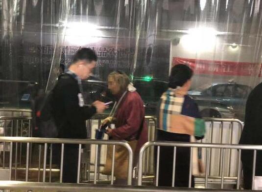 这波操作亮了!老太乞讨广播打假 