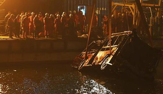 重庆万州坠江公交车10月31日晚被打捞出水