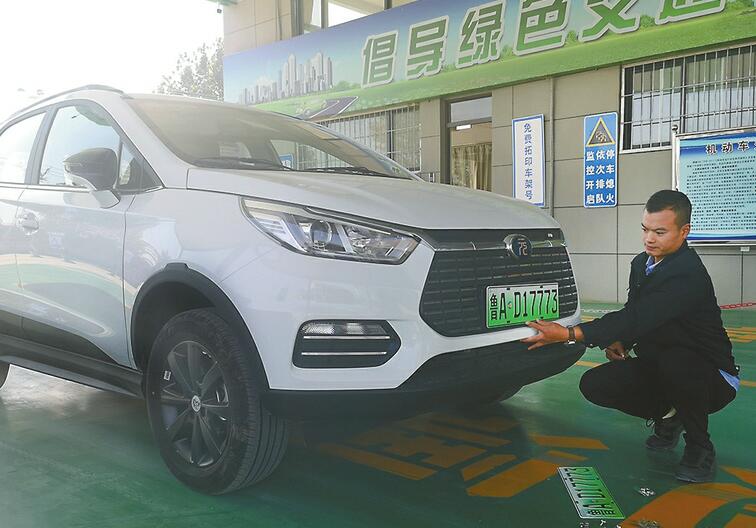 两年8619辆新能源车挂上“绿牌” 主要消费群体是中老年人