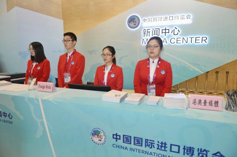 【进博视图】新闻中心明日开放,红衣“小叶子”笑语盈盈