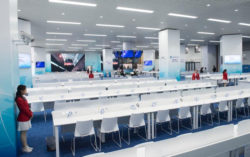 【进博视图】新闻中心明日开放,红衣“小叶子”笑语盈盈