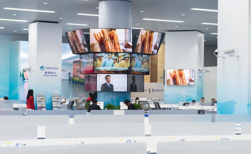 【进博视图】新闻中心明日开放,红衣“小叶子”笑语盈盈