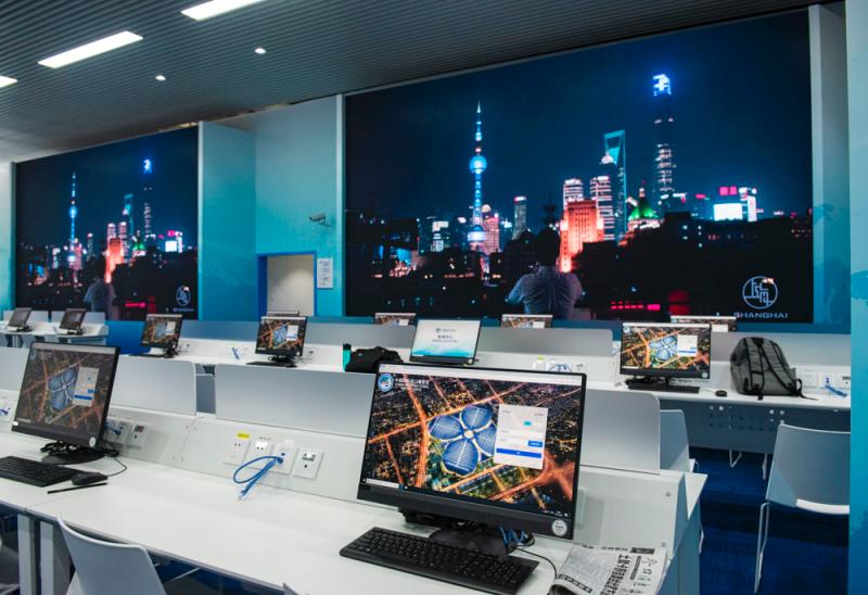 【进博视图】新闻中心明日开放,红衣“小叶子”笑语盈盈