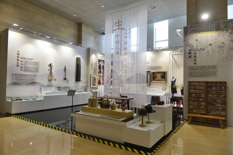 【进博视图】新闻中心明日开放,红衣“小叶子”笑语盈盈