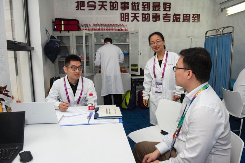 【进博视图】新闻中心明日开放,红衣“小叶子”笑语盈盈