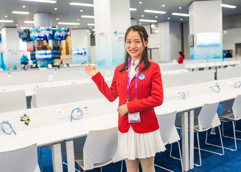 【进博视图】新闻中心明日开放,红衣“小叶子”笑语盈盈