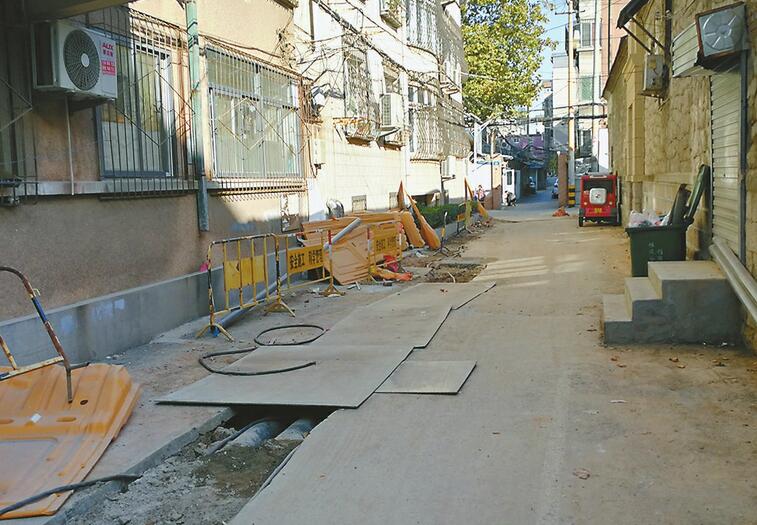 铺设供热管道挖断居民楼地梁 南新街居民质疑焊接钢筋不达标