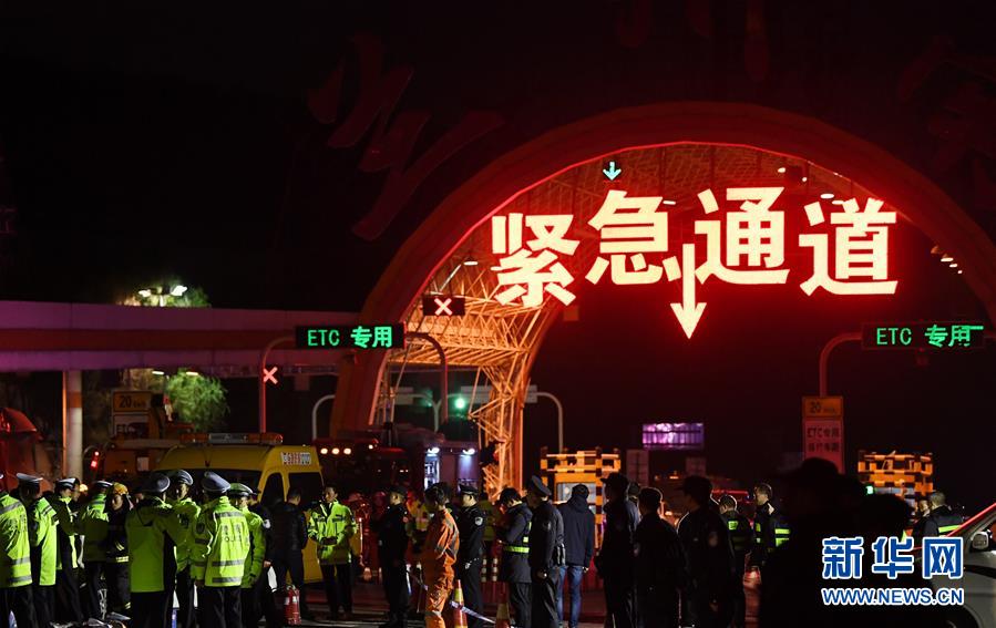 (突发事件)(3)兰海高速发生交通事故 多人死伤