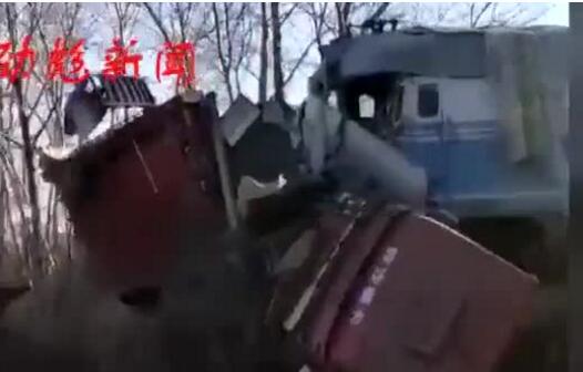 黑龙江:货车与火车相撞 货车司机受伤被送往医院救治