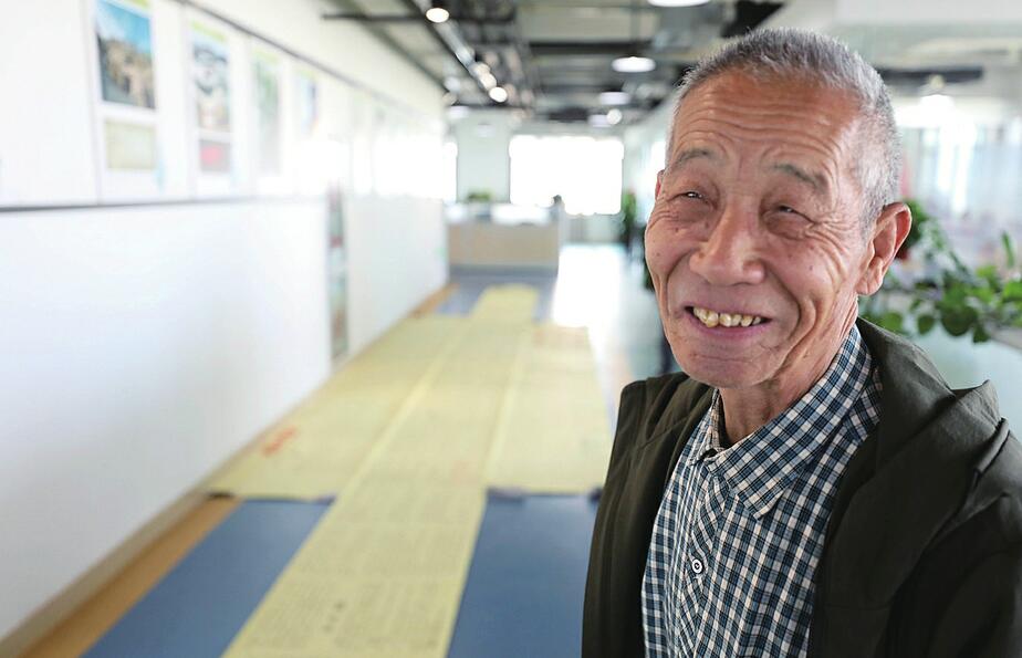 耄耋老党员捐赠两万余字毛笔手抄长卷 “我的心血没有白费！”
