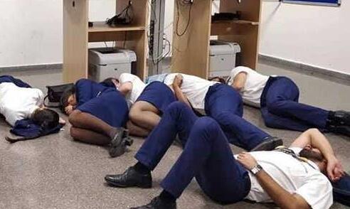 航空公司晒监控！空姐集体睡地板 空姐到底应该在哪儿休息？