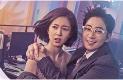 孔明车祸面部受伤就医 车辆发生碰撞后侧翻破损严重