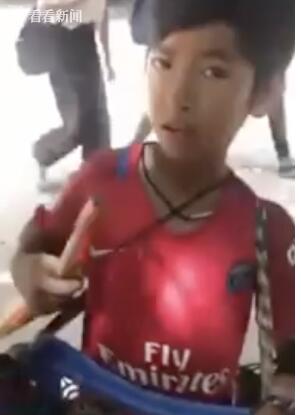 语言大佬？男孩会说9国语言 小男孩对游客放