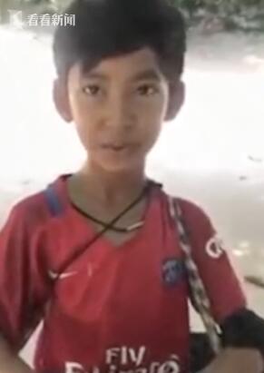 语言大佬？男孩会说9国语言 小男孩对游客放