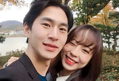 与女友同框!吃播奔驰明年结婚 在韩国吃播界中最火的要数奔驰小哥!