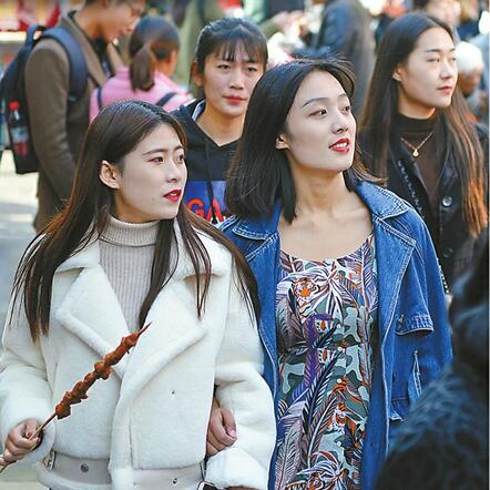 芙蓉街整修后的首个周末 宽厚里“独领风骚”人流如潮